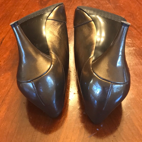 Tahari One Inch Heel - Picture 4 of 5